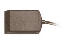 Schwarzes rechteckiges Netzteil mit angeschlossenem Kabel, isolierter Hintergrund.