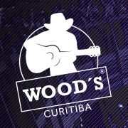 Logo do Wood's Curitiba com silhueta de músico, guitarra e cowboy em fundo roxo texturizado.