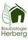 Logo mit grünem Blatt, Haus und Text "Baubiologie Herberg".