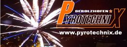 Feuerwerk über Stadt mit Schriftzug "Gerolzhofen Pyrotechnix" und Website "www.pyrotechnix.de".