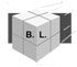 Würfel mit den Buchstaben "B. L." auf der Vorderseite, stilisierter Hintergrund.