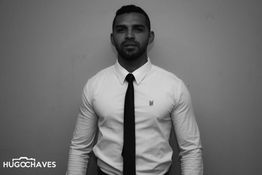 Um homem de camisa e gravata em pose formal em preto e branco. Texto: "Hugo Chaves".