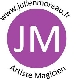 Badge violet avec "JM", lien et texte "Artiste Magicien".