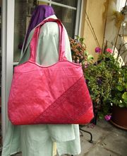 Taschen aus Seidenstoffen und applizierter Spitze