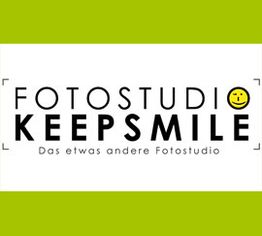 "Fotostudio Keepsmile Logo mit Smiley, Slogan: Das etwas andere Fotostudio, grüner Hintergrund."