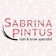 Logo: "Sabrina Pintus, lash & brow specialist" con sfondo rosa e strumenti di bellezza stilizzati.