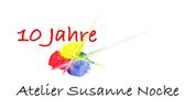 "10 Jahre Atelier Susanne Nocke, bunte Pinselstriche im Hintergrund."
