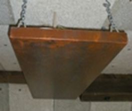 Rechteckiges Holzbrett hängt an Ketten von der Decke.