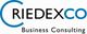 Logo von Riedexco Business Consulting mit blauem Halbkreis um das "R".