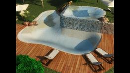 Piscina su due livelli con cascata, circondata da lettini su un patio in legno.