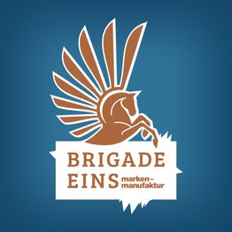 Pegasus-Logo und Schriftzug "Brigade Eins Markenmanufaktur" auf blauem Hintergrund.