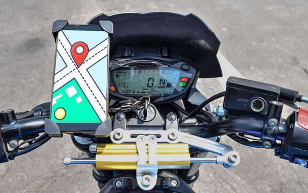 Navigationssystem-App auf Handy an einem Motorrad