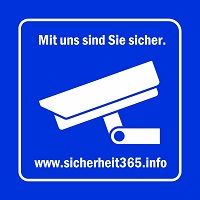 Blaues Schild mit Überwachungskamera und Text: "Mit uns sind Sie sicher. www.sicherheit365.info".