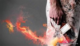 Mano sosteniendo brocha con manchas de pintura y efecto de fuego sobre fondo gris.