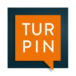 Orange Sprechblase mit weißem Text "TURPIN" auf einem dunkelblauen Hintergrund.