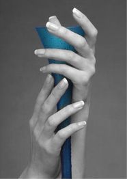 Hände umklammern ein blaues Horn vor grauem Hintergrund.