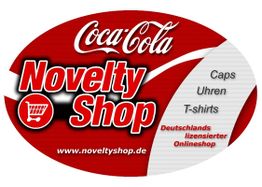 Coca-Cola Novelty Shop Logo, rotes Oval mit Text: Caps, Uhren, T-Shirts, und Website-Link.
