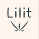 Texto "Lilit" con símbolo de tres hojas invertido en fondo beige.