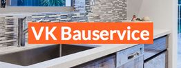Küche mit moderner Keramikfliese, Arbeitsplatte und Aufschrift "VK Bauservice" auf orangefarbenem Banner.