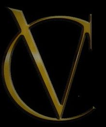 Gold lackiert Buchstaben "VC" auf schwarzem Hintergrund.