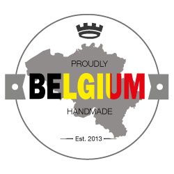 Karte von Belgien, darüber "BELGIUM" in Landesfarben, Krone und Text "Proudly Handmade, Est. 2013".