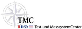Logo des Test- und MesssystemCenters mit grauem Kompass und vier kleinen Flaggen darunter.