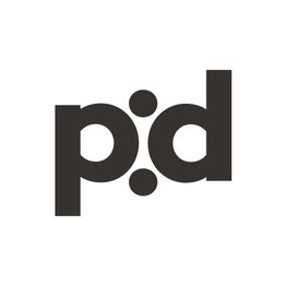 p:d-Logo in schwarzer Schrift auf weißem Hintergrund, Buchstaben durch Doppelpunkte getrennt.