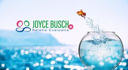 Goudvis springt uit kom met op de achtergrond zee, tekst: "Joyce Busch Relatie Evaluatie".