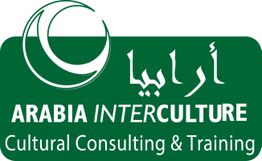 Grünes Logo mit arabischem Text, "Arabia Interculture", Beratung und Schulung in Kultur.