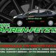 Schwarzes Auto mit Werbung der Fahrschule Fahren-Fetzt.de, Kontaktinformationen darunter.