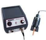 Dispositivo electrónico negro con pantalla y perilla, conectado a una herramienta con cable.