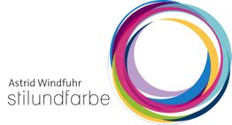 Bunte, ineinander verschlungene Kreise neben dem Text "Astrid Windfuhr stilundfarbe".