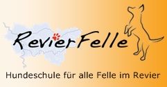 Logo der Hundeschule RevierFelle, mit Silhouette eines springenden Hundes und Karte im Hintergrund.
