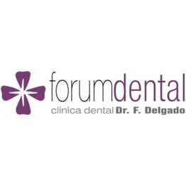 Logo de "forum dental", clínica dental Dr. F. Delgado, con diseño de cruz morada.