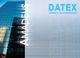 Gebäudefassade mit den Worten "Amadeus" und "Datex" in modernem Schriftstil.