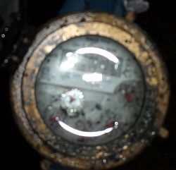 Unklarer, verschwommener Zähler mit goldener Umrandung und unleserlichen Anzeigen.