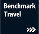 Logo mit weißem Text "Benchmark Travel" auf dunkelblauem Hintergrund mit drei Pfeilen rechts.