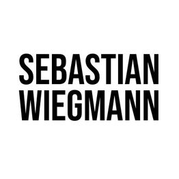 Schwarzer Text "Sebastian Wiegmann" auf weißem Hintergrund.