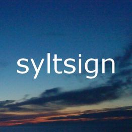 Sonnenuntergang mit Wolken und dem Wort "syltsign" in weißer Schrift.