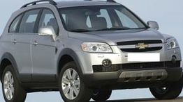 Silberner SUV, seitlich von vorne gesehen, auf hellem Hintergrund.