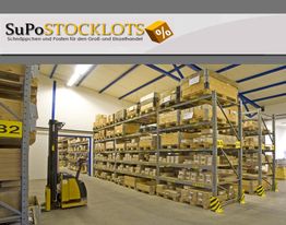 Lagerhalle mit Regalen voller Kisten, Gabelstapler links, SuPo STOCKLOTS-Logo oben.