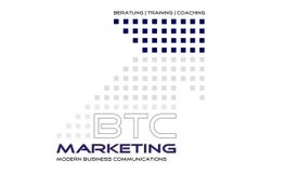 Logo von BTC Marketing mit Pixelmuster und Text: "Beratung | Training | Coaching".