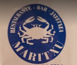 Logotipo azul con un cangrejo y texto: "Restaurante - Bar - Jatetxea MARITXU".
