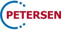 Logo mit rotem Schriftzug "PETERSEN" und halbrundem, blauem Bogen links.