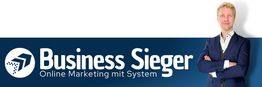 Mann im Anzug neben "Business Sieger" Logo mit Text: "Online Marketing mit System".