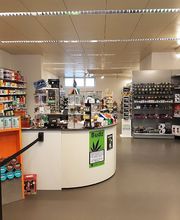Ein heller Laden mit Regalen voller elektronischer Produkte und Zubehör.