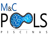 Logo de M&C Pools con una piscina azul ilustrada en forma de letra "O".