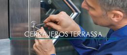 `Hombre trabajando en cerradura, texto 'CERRAJEROS TERRASSA'.`
