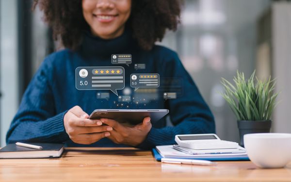 Eine Personalmanagerin liest die Bewertungen ihres Unternehmens auf einer Bewertungsplattform.