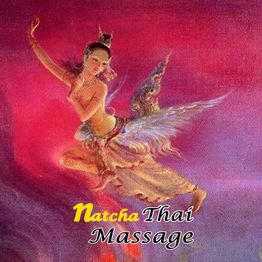 Gemälde einer fliegenden Frau in traditioneller Kleidung, mit Text "Natcha Thai Massage".